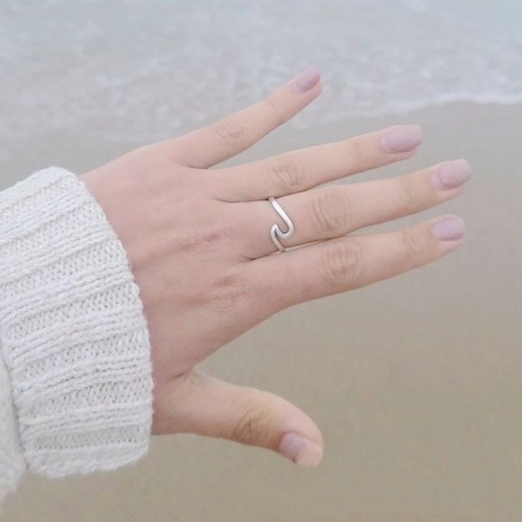 ❗️LAST ONE❗️Dainty Silver Wave Ring [P] - Picture 5 of 5